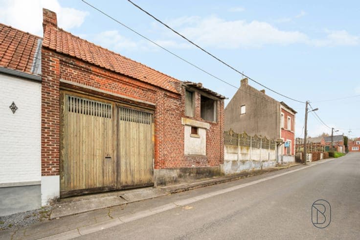Maison 3 façades sur 790m² à rénover totalement.