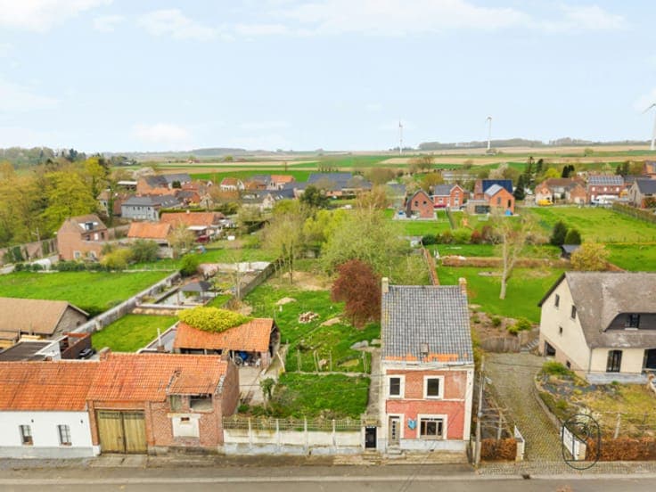 Maison 3 façades sur 790m² à rénover totalement.