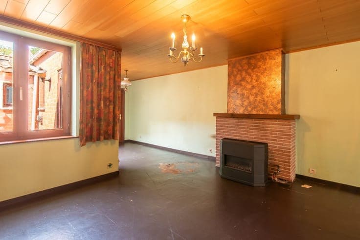 TO BE RENOVATED townhouse with TERRACE, CONVENIENTLY LOCATE