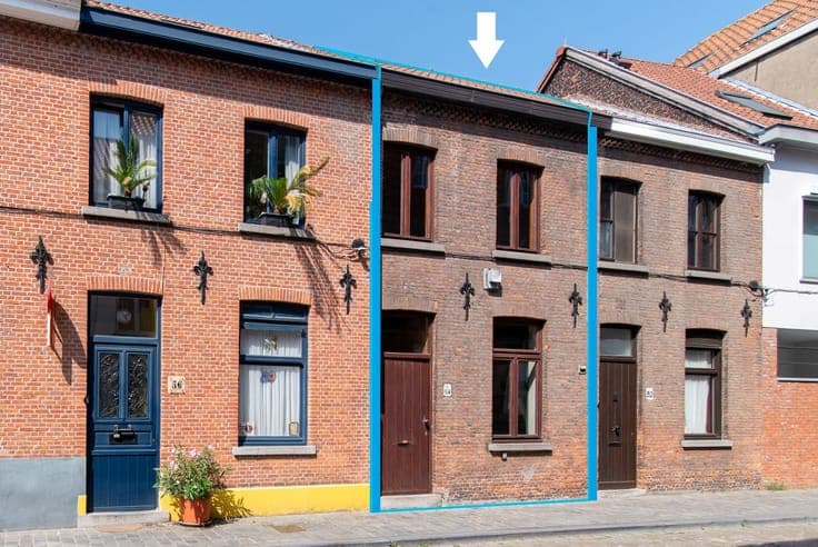 TO BE RENOVATED townhouse with TERRACE, CONVENIENTLY LOCATE