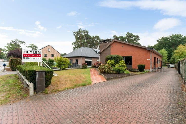 Low-rise home (185 m²) with 4 rear garages for sale!