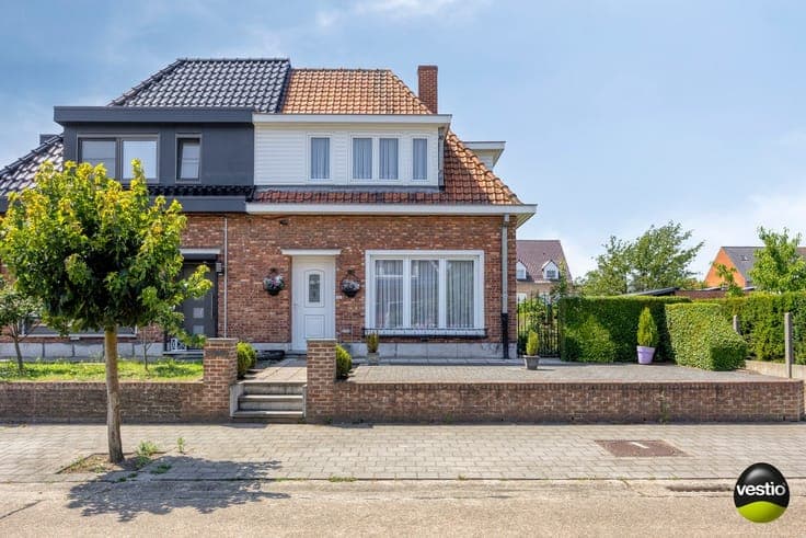 Te renoveren, charmante half open bebouwing met garage in...