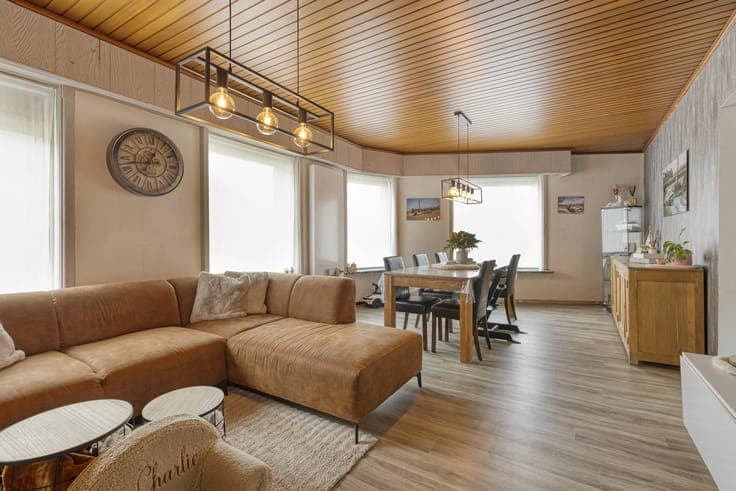 Spacious family home with 5 bedrooms, double garage and gard