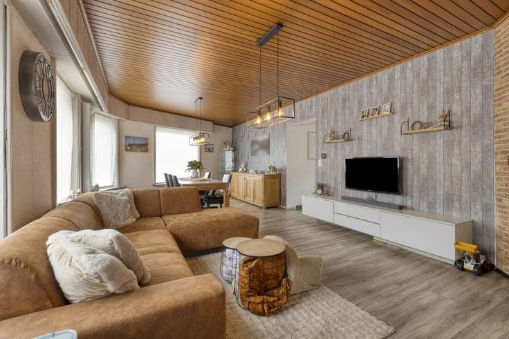 Spacious family home with 5 bedrooms, double garage and gard