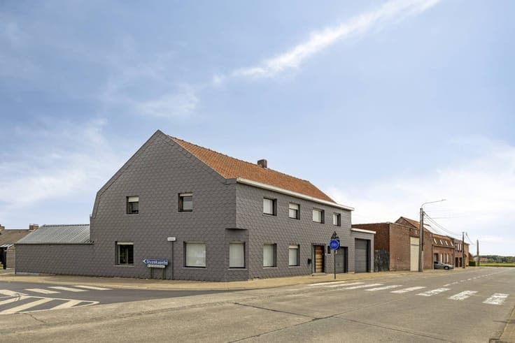 Spacious family home with 5 bedrooms, double garage and gard