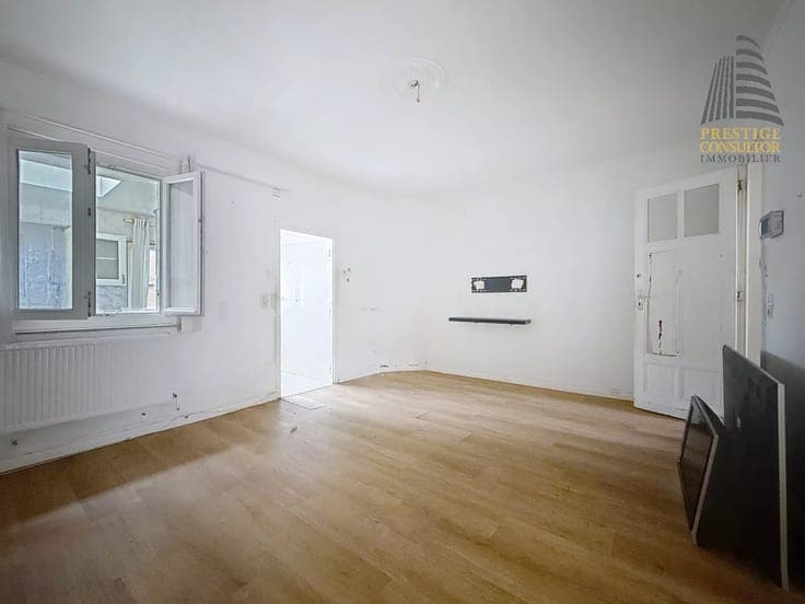 Sale - House Molenbeek-Saint-Jean - 335,000 €
