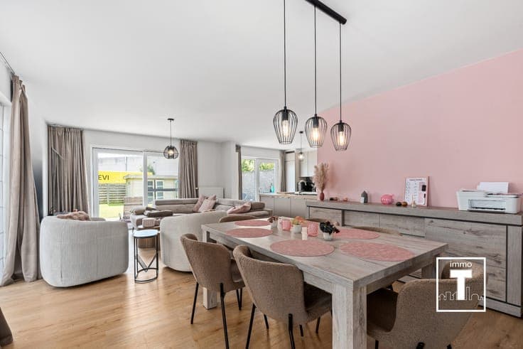 Moderne halfopen bebouwing in rustige wijk!