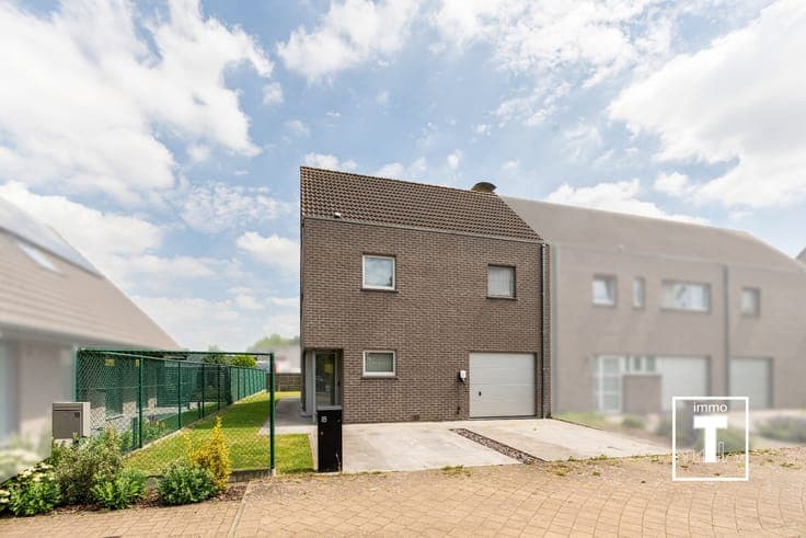 Moderne halfopen bebouwing in rustige wijk!