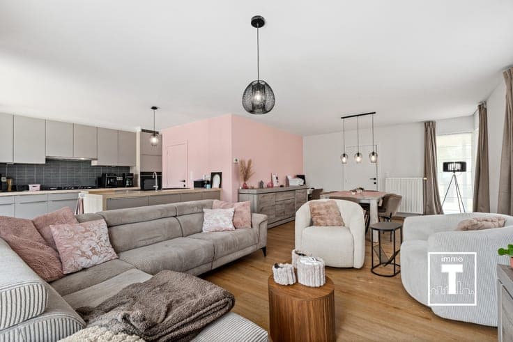 Moderne halfopen bebouwing in rustige wijk!
