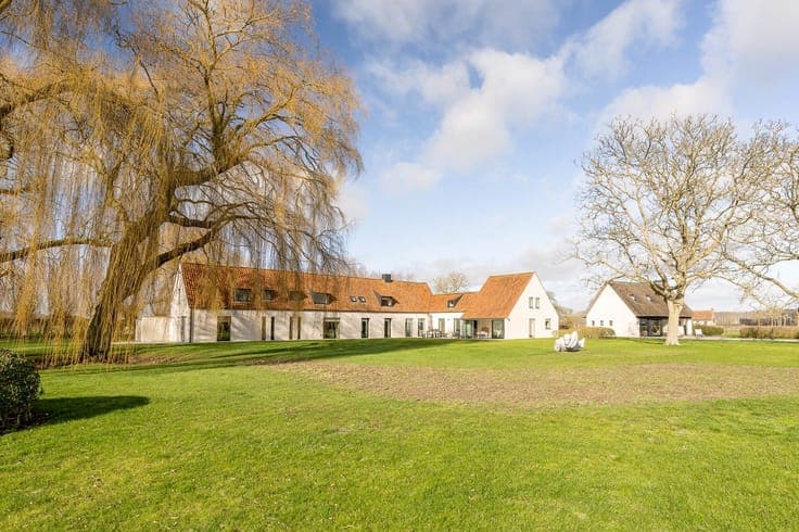 Exceptionally renovated farmhouse with guest house on a 1.5