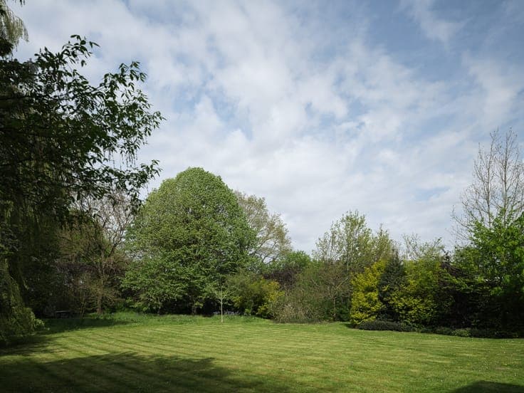 Bijzonder ruime en vrijstaande villa gelegen op een gunst...