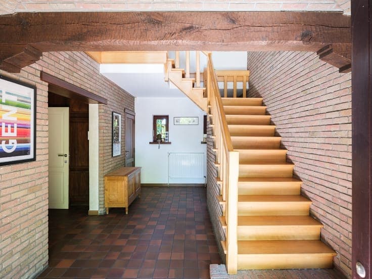 Bijzonder ruime en vrijstaande villa gelegen op een gunst...