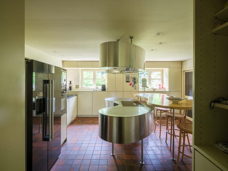 Bijzonder ruime en vrijstaande villa gelegen op een gunst...