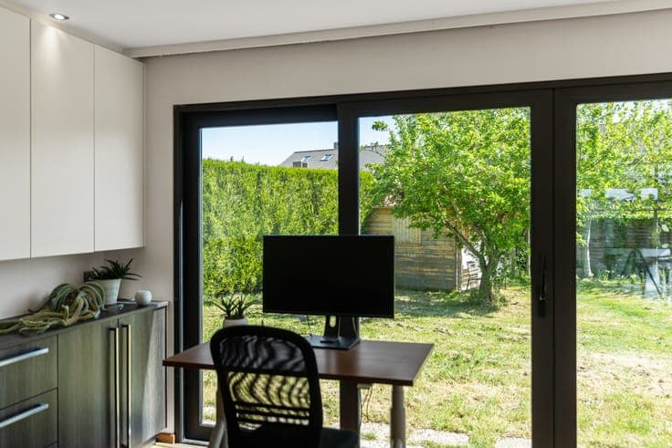 A modernist bungalow ready to move into, with 2 bedrooms,...
