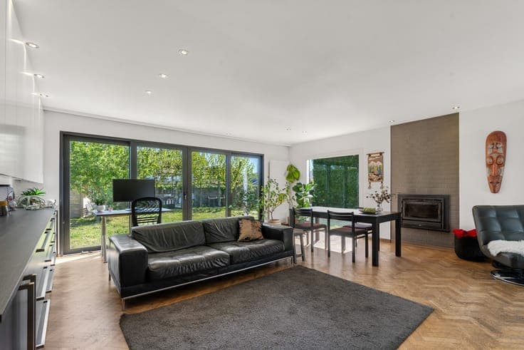 A modernist bungalow ready to move into, with 2 bedrooms,...
