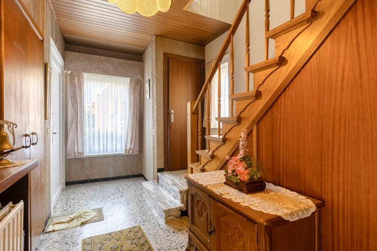 4-facade house in need of renovation in a prime location