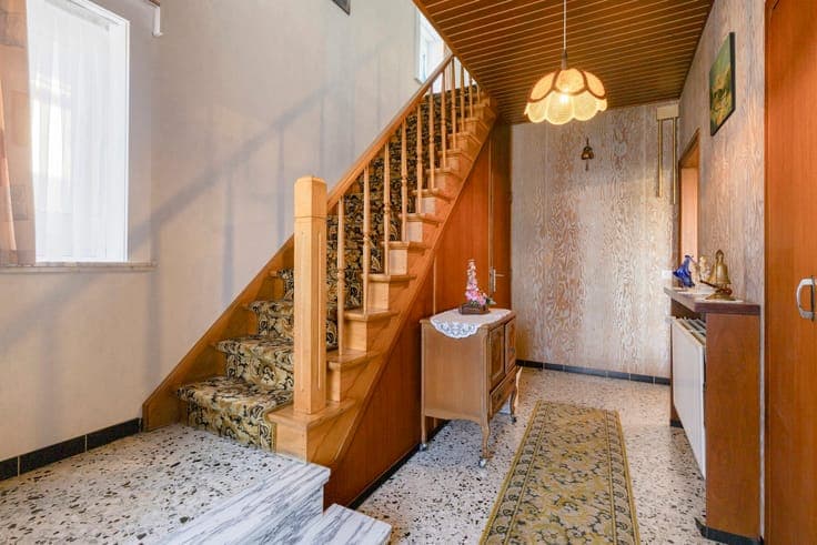 4-facade house in need of renovation in a prime location