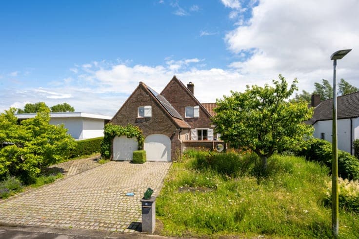 Spacious home, 5 bedrooms, a double garage, studio + garden