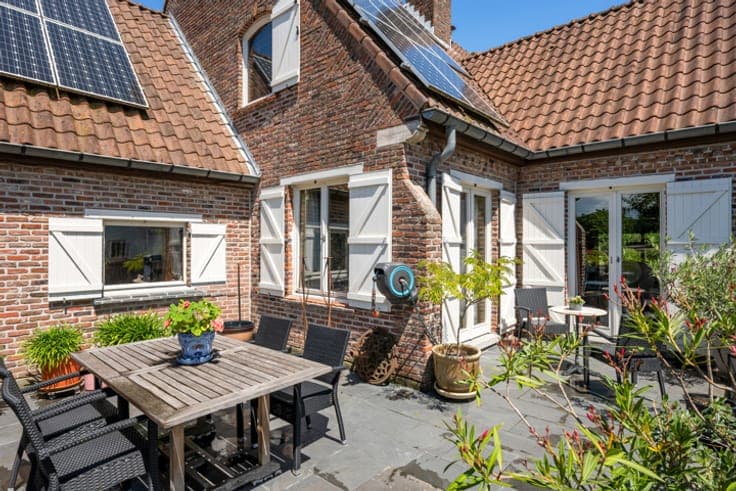 Spacious home, 5 bedrooms, a double garage, studio + garden
