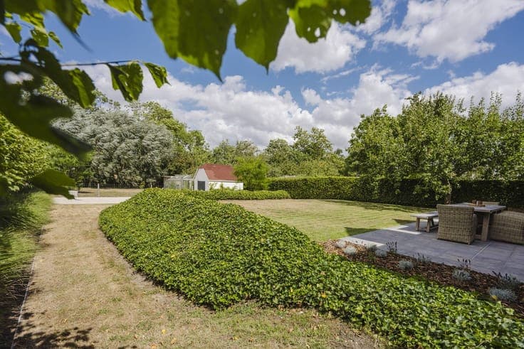 Beautiful villa (2010) on a green location in Hérinnes/Pecq