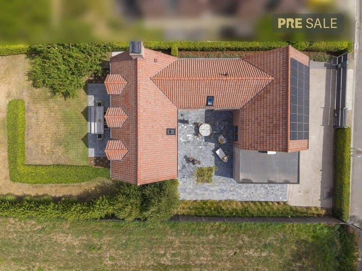 Beautiful villa (2010) on a green location in Hérinnes/Pecq