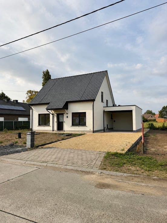 Move-in-ready home with 4 bedrooms and spacious garden