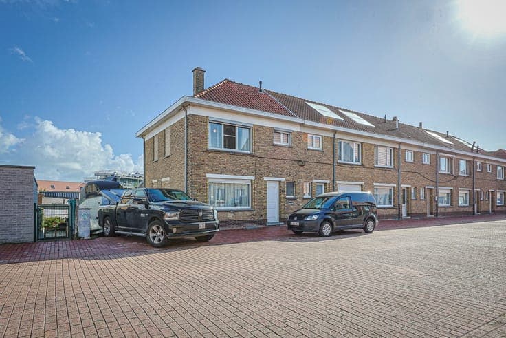 Halfopen woning met garage en zongerichte buitenruimte in...