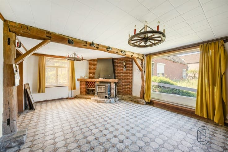 Charming house in need of renovation in the heart of the cou