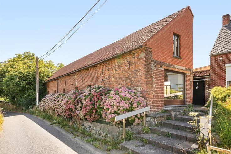 Charming house in need of renovation in the heart of the cou