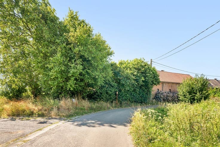 Charming house in need of renovation in the heart of the cou