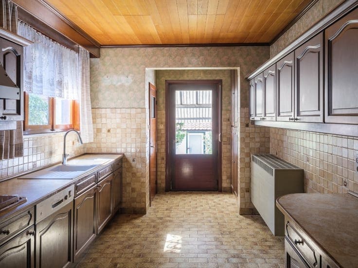 Te renoveren herenwoning met vier slaapkamers en stadstui...