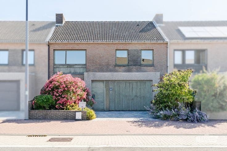 Family home in need of refreshing in the Vuurtorenwijk of O…