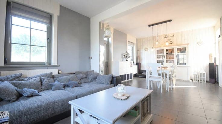 Villa 4 façades avec jardin, bois privatif,panneaux solaires