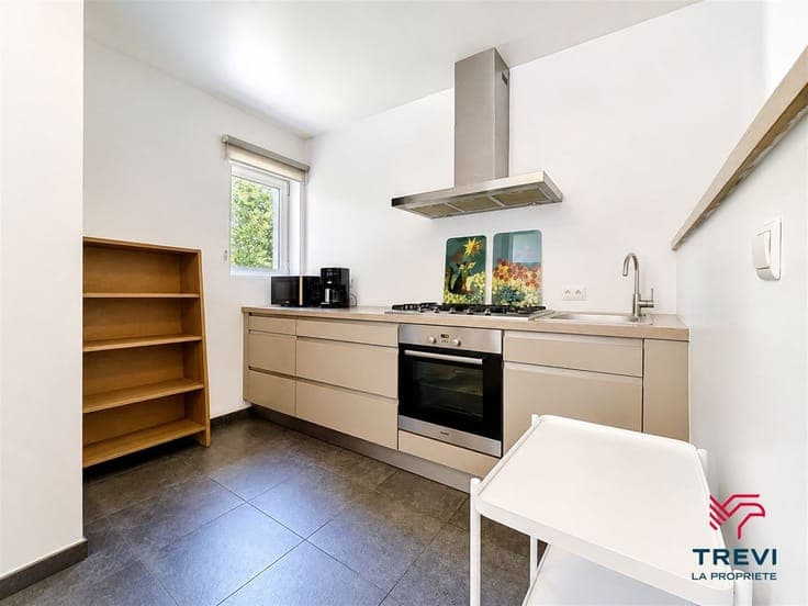 Bien mixte avec entrepôts, appartement loué et terrain const