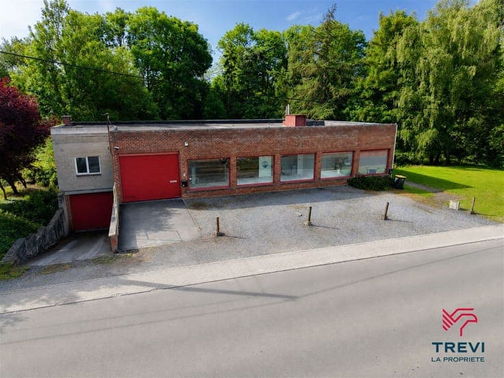 Bien mixte avec entrepôts, appartement loué et terrain const