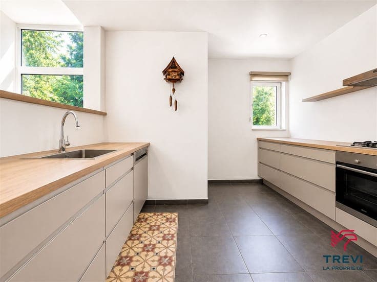 Bien mixte avec entrepôts, appartement loué et terrain const