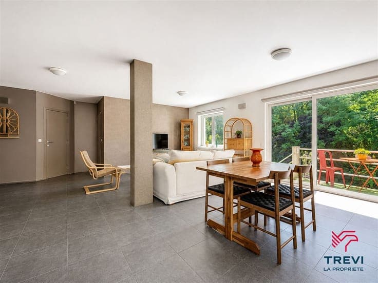 Bien mixte avec entrepôts, appartement loué et terrain const