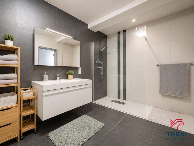 Bien mixte avec entrepôts, appartement loué et terrain const
