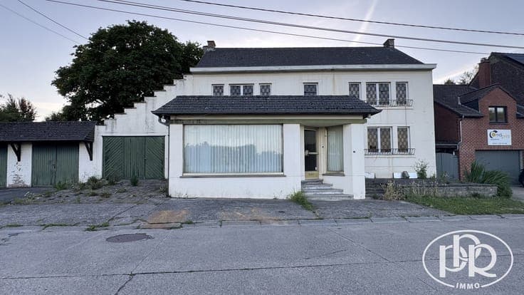 Lot of approximately 6 ares, with 4 bedrooms and 2 parking s