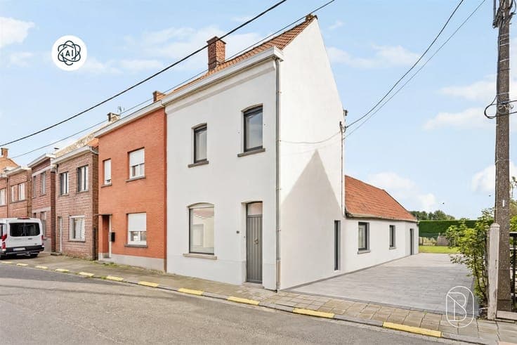 Semi-open-concept home with potential for expansion in Amoug