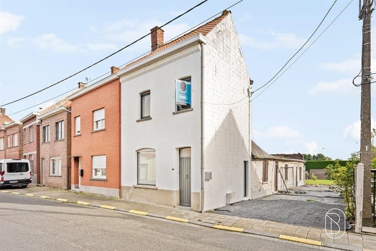 Semi-open-concept home with potential for expansion in Amoug