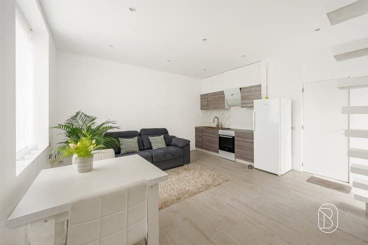 Semi-open-concept home with potential for expansion in Amoug