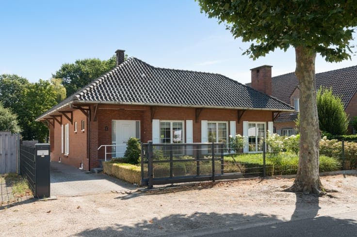 Vrijstaande laagbouwwoning met 3 slpk., garage en prachti...