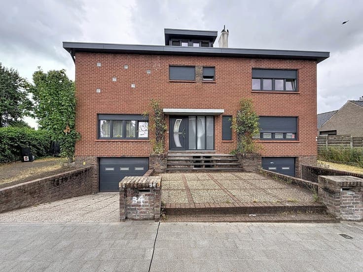 Beautiful 4-Bedroom House with Garden