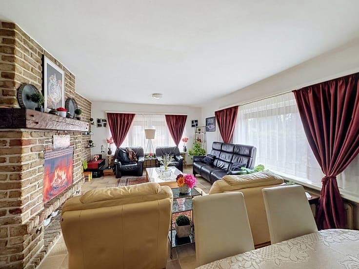 Beautiful 4-Bedroom House with Garden