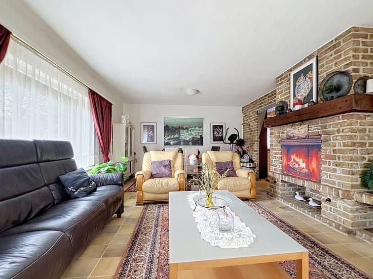 Beautiful 4-Bedroom House with Garden