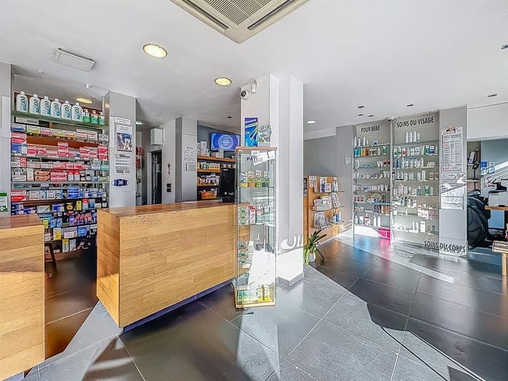 MAISON DE COMMERCE AVEC APPARTEMENT IDEALEMENT SITUEE
