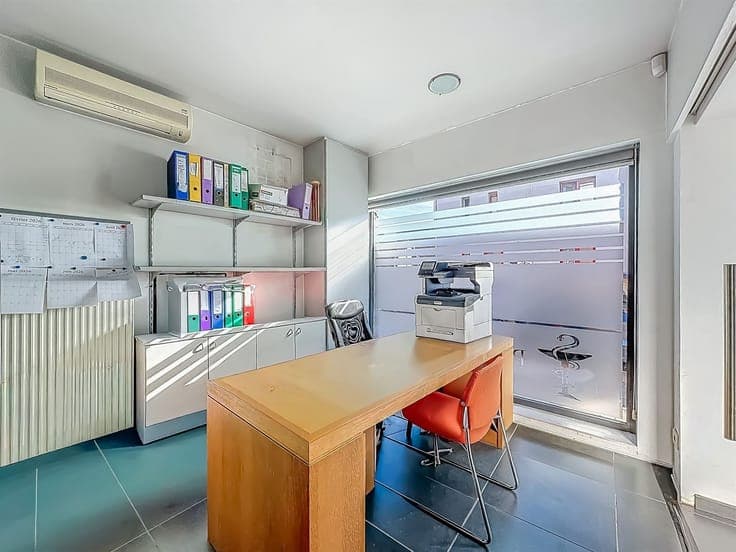 MAISON DE COMMERCE AVEC APPARTEMENT IDEALEMENT SITUEE