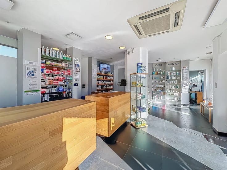 MAISON DE COMMERCE AVEC APPARTEMENT IDEALEMENT SITUEE