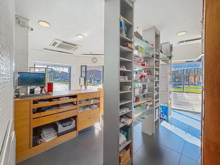 MAISON DE COMMERCE AVEC APPARTEMENT IDEALEMENT SITUEE